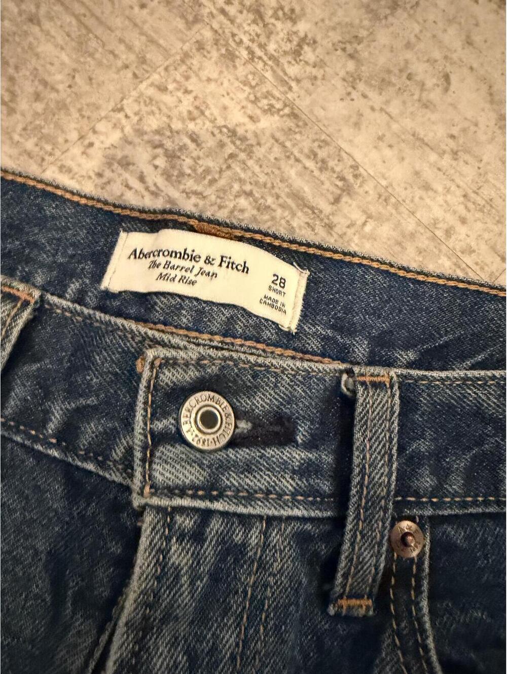 NWOT Abercrombie Mid Rise Medium Wash Barrel Jean 28 short size 6 - Picture 3 of 5
